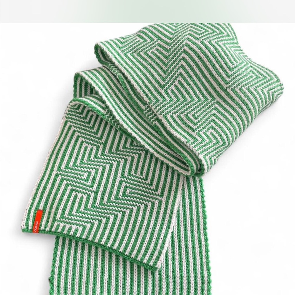 Green Geometric Pattern Scarf - Picture 2 of 3